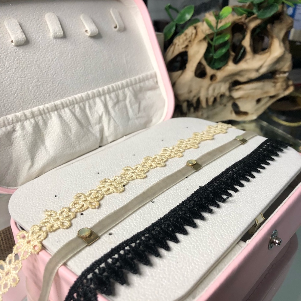 Elegant Lace Choker Set - Black and Cream